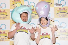 アニメ「スティッチと砂の惑星」に声優として出演するケンドーコバヤシ（左）とハリセンボンはるか（右）。2人は自身とよく似たエイリアン役のキャラウターを演じる。