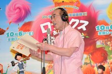 公開アフレコ中の志村けん。