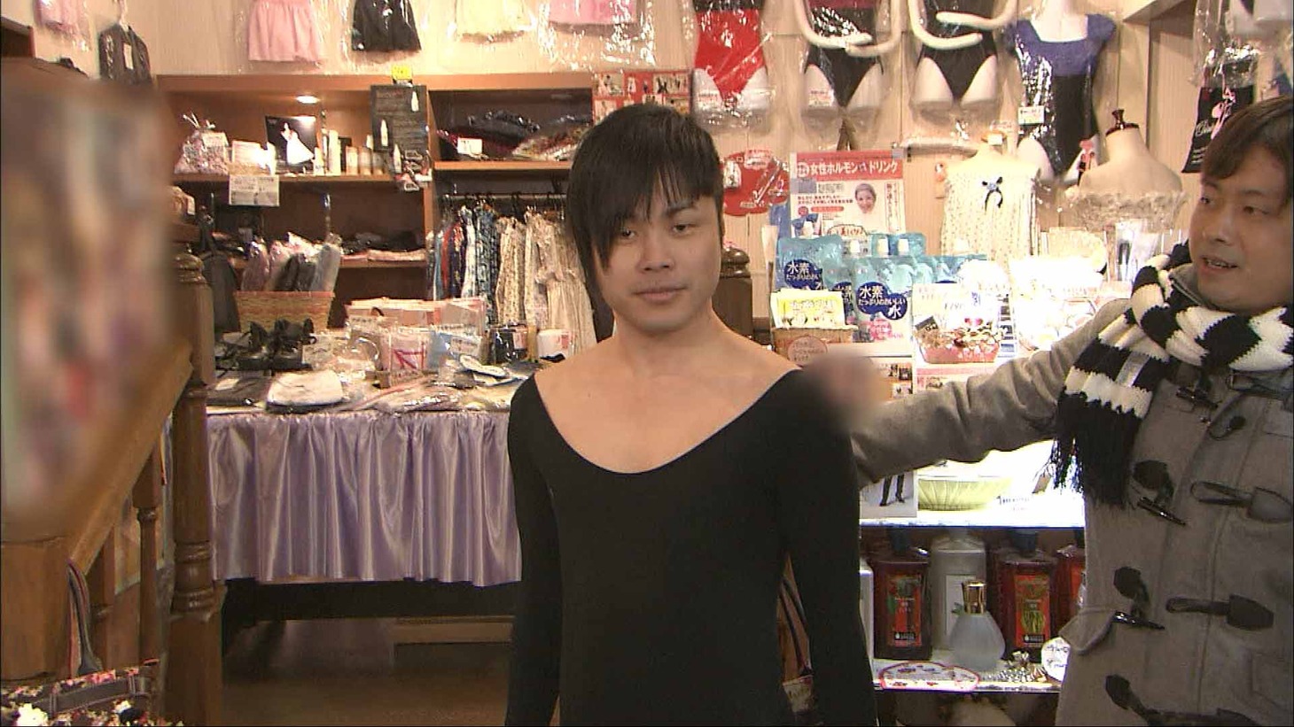 「このへん!!トラベラー」のワンシーン。(c) 2012　KYORAKU YOSHIMOTO LABEL / 北海道テレビ / 東北放送 / テレビ東京 / 中京テレビ / 朝日放送 / 福岡放送 /  吉本興業