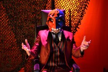 2700八十島扮する“仮面の男”。