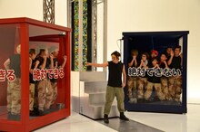 ゲームに挑戦するパンサー尾形（中央）と、それを見守るパワプリメンバーたち。