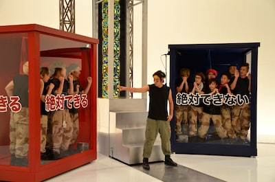 ゲームに挑戦するパンサー尾形（中央）と、それを見守るパワプリメンバーたち。