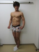 LATESHOWのパンツを穿く宮地。