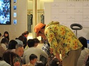 子供たちに声をかけるぐっさん。