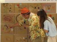 子供たちが作ったプレゼントを鑑賞。