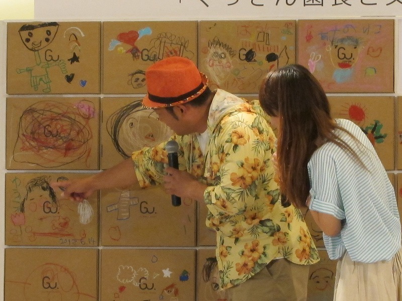 子供たちが作ったプレゼントを鑑賞。