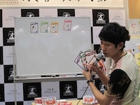 「アンラッキー花札」を実演する石田。