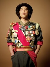 学生フェス「AGESTOCK2012 in TOKYO DOME CITY HALL」でDJパフォーマンスを披露するエレキコミック・やつい。