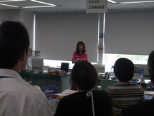 茨城県庁で職員を前にネタを披露する赤プル。