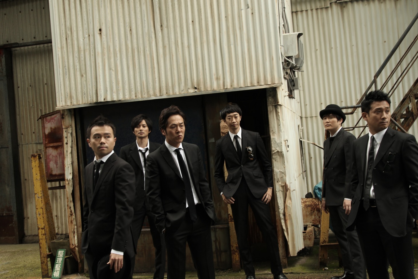 ラバーガール（右から2人目、3人目）ら、舞台「スペーストラベラーズ」の出演者たち。