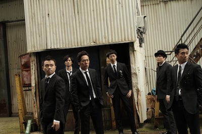 ラバーガール（右から2人目、3人目）ら、舞台「スペーストラベラーズ」の出演者たち。