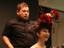 ポスター撮影中のシルク（手前）と「花結い師」のTAKAYA。(c)2012 UNIVERSAL STUDIOS.