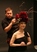 ポスター撮影中のシルク（手前）と「花結い師」のTAKAYA。(c)2012 UNIVERSAL STUDIOS.