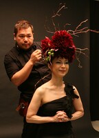 ポスター撮影中のシルク（手前）と「花結い師」のTAKAYA。(c)2012 UNIVERSAL STUDIOS.