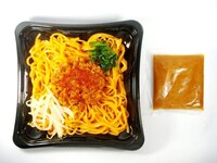 写真は激辛冷し汁なし担担麺。価格は450円。