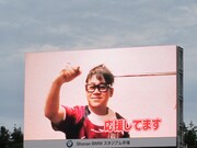 ほかのよしもと芸人からもVTRメッセージやプレゼントが到着。