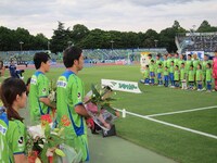 選手に花束を渡すペナルティ。