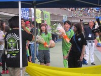 花束を渡す前にカメラに向かって花束を渡す練習をするヒデ。