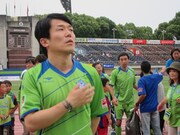 カメラを見つけ、いち早くポーズを決めるヒデと遅れをとったことに気付いたワッキー。