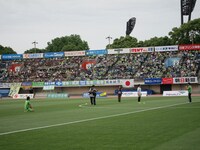 センターサークルでプロポーズをする男性。