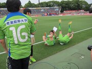 男性が彼女へのプレゼントを取り出したところ、指輪ではなくネックレスだったためズッコけたペナルティ。