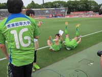 男性が彼女へのプレゼントを取り出したところ、指輪ではなくネックレスだったためズッコけたペナルティ。