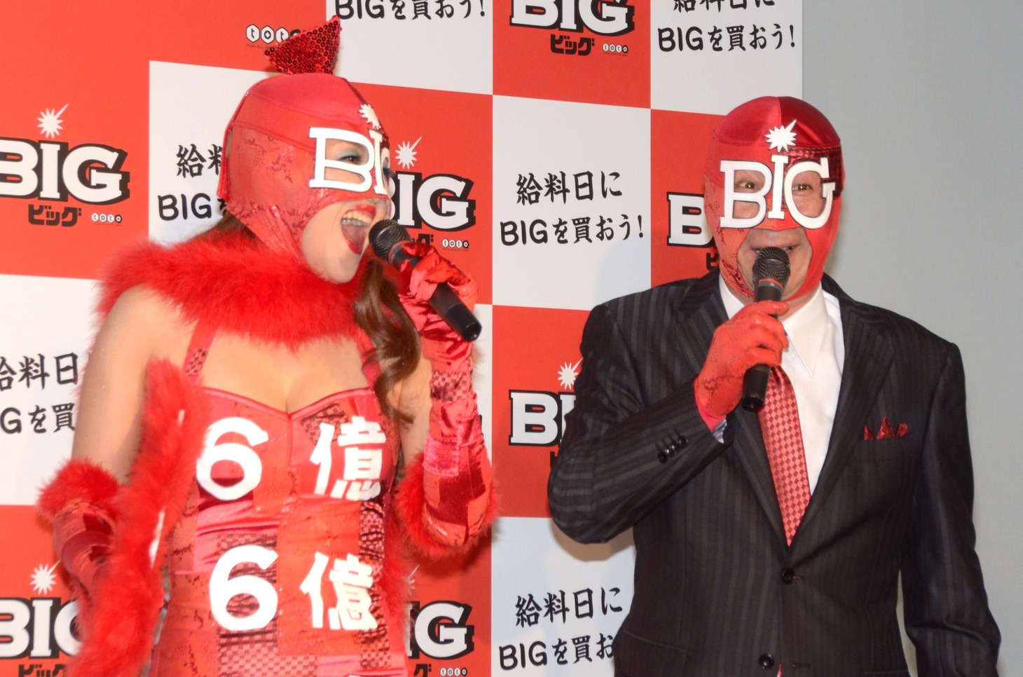 BIGウーマン（左）とBIGマン（右）。