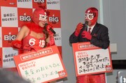 当選金6億円の使い道を語るBIGウーマン（左）とBIGマン（右）。