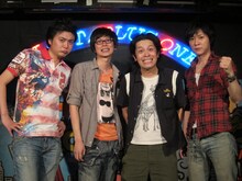 8月10日（金）、11日（土）、東京・北沢タウンホールにて「第6回　流れ星単独ライブ　大喧嘩」を開催する流れ星（右）と、8月11日（土）、12日（日）、東京・新宿明治安田生命ホールにて「磁石単独ライブ『レインボー』」を開催する磁石（左）。