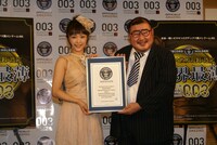 みひろ（左）と芋洗坂係長（右）。