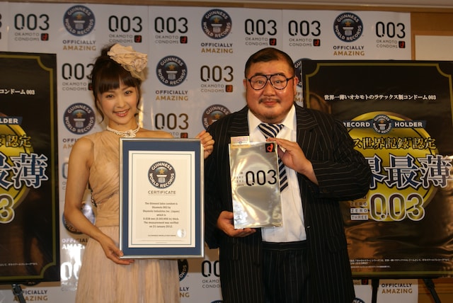 オカモト株式会社のコンドーム「003」の世界最薄ギネス認定式に出席した芋洗坂係長（右）とみひろ（左）。
