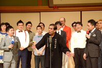 漫才協会会長・青空球児（中央）の挨拶。