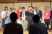 審査員を務める客席のナイツ（手前）を、MCの爆笑問題・太田が「お前らの審査を審査する！」と挑発。