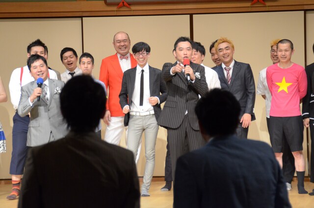 審査員を務める客席のナイツ（手前）を、MCの爆笑問題・太田が「お前らの審査を審査する！」と挑発。