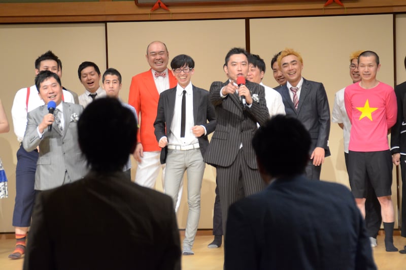 審査員を務める客席のナイツ（手前）を、MCの爆笑問題・太田が「お前らの審査を審査する！」と挑発。