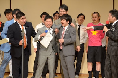 よく似ている爆笑問題・田中とカントリーズ福田（中央左から）。