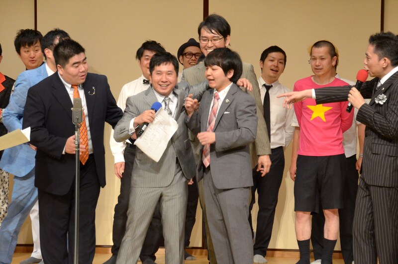 よく似ている爆笑問題・田中とカントリーズ福田（中央左から）。