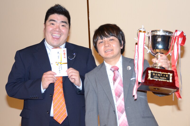 「平成24年度 漫才新人大賞」で優勝したカントリーズ。