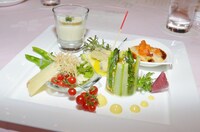 発表会見で取材陣に提供された「3種のアスパラガスを使ったオードヴルバリエーション」。