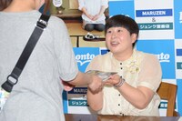 サイン会の一場面。