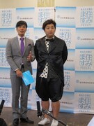 司会のどりあんず。前説年間250本の腕前を活かし、福岡の有名人ネタで会場を温めた。