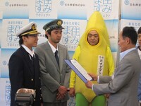 任命状を渡されるぶんぶん丸と、それを見守るバナナマン。