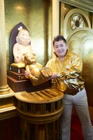 ビリパー兄さん像の頭をビリケンさんの足の裏に100秒間当てる、ひらパー兄さんデラックス（ブラックマヨネーズ小杉）。