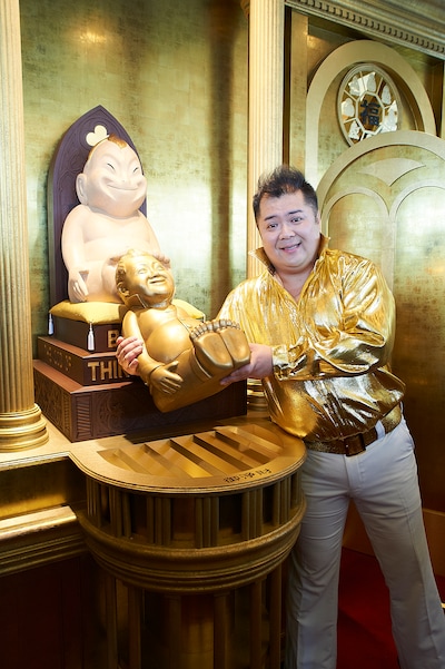 ビリパー兄さん像の頭をビリケンさんの足の裏に100秒間当てる、ひらパー兄さんデラックス（ブラックマヨネーズ小杉）。