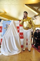 ビリパー兄さん像をこれからお披露目しようとするひらパー兄さんデラックス（ブラックマヨネーズ小杉）。