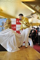 ビリパー兄さん像をお披露目したひらパー兄さんデラックス（ブラックマヨネーズ小杉）。