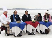 極寒の厚岸（あっけし）でグルメを待ちわびる（左から）タカアンドトシ、草野仁、さくらまや、森崎友紀。(c)UHB/YOSHIMOTO KOGYO