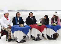 極寒の厚岸（あっけし）でグルメを待ちわびる（左から）タカアンドトシ、草野仁、さくらまや、森崎友紀。(c)UHB/YOSHIMOTO KOGYO