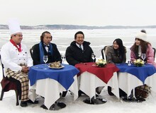 極寒の厚岸（あっけし）でグルメを待ちわびる（左から）タカアンドトシ、草野仁、さくらまや、森崎友紀。(c)UHB/YOSHIMOTO KOGYO