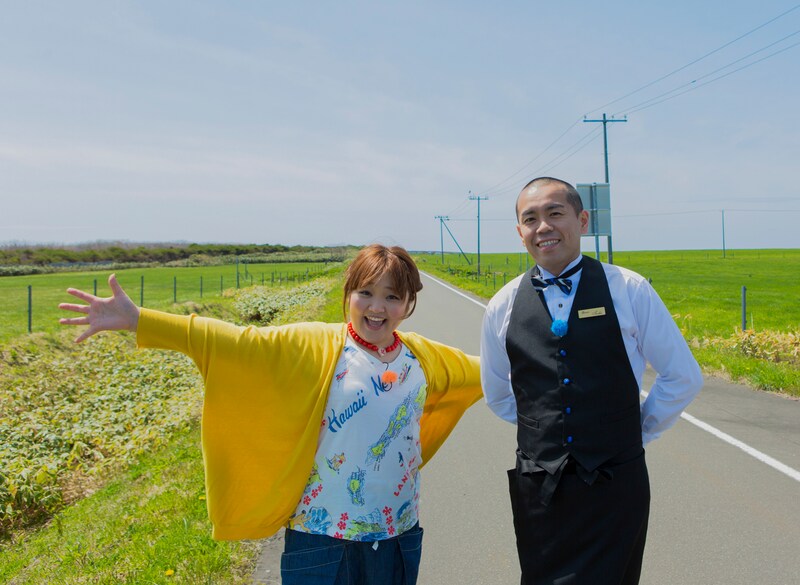 絶景の焼尻島（やぎしりとう）を満喫する柳原可奈子（左）とトシ（右）。(c)UHB/YOSHIMOTO KOGYO